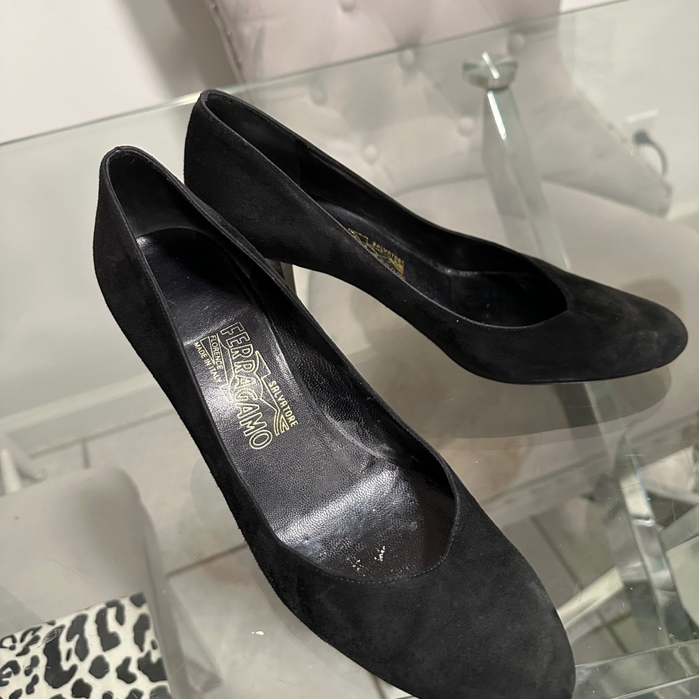 Salvatore Ferragamo Black Suede Pump shoes 8.5 Leather round tip low heel Italy